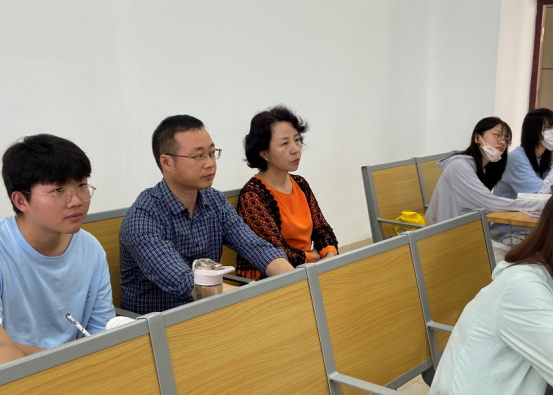 学院领导推门听课,助推青年教师成长