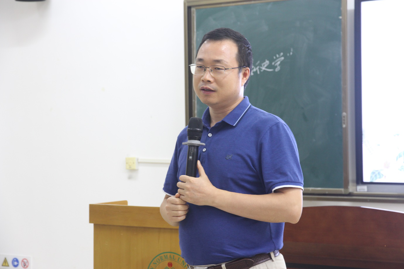 历史文化学院创新创业实践周活动之一――首届“品读经典,光亮人生”读书分享会