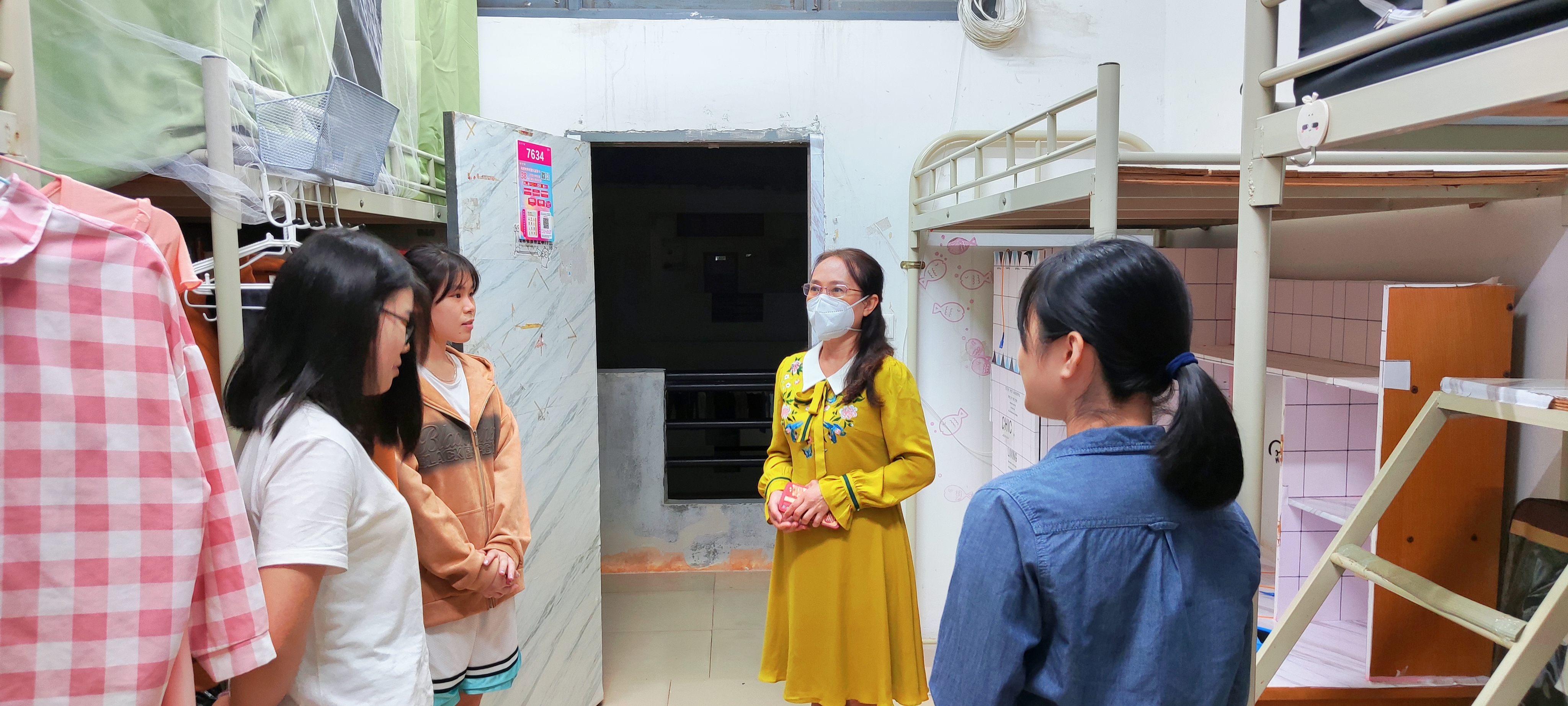 “进宿舍、唠家常、解疑惑”――李秋花老师到第7栋学生宿舍看望慰问2022级新生