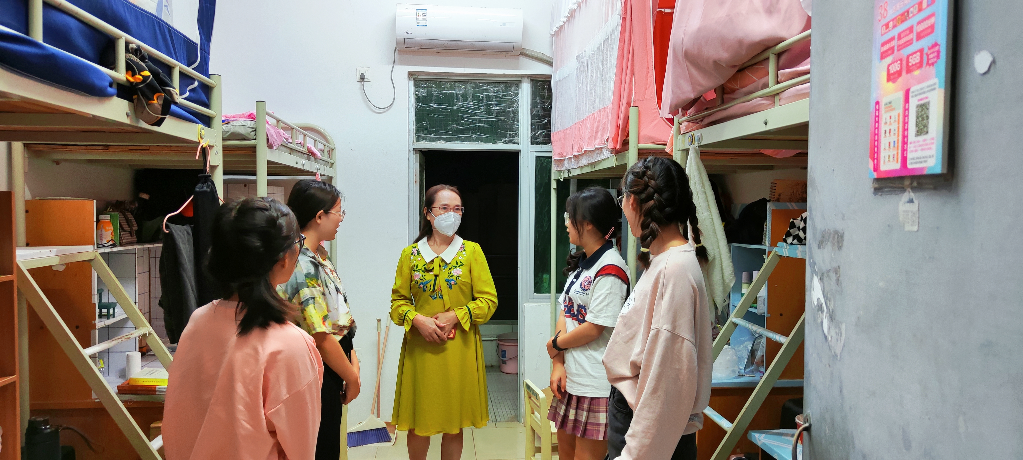 “进宿舍、唠家常、解疑惑”――李秋花老师到第7栋学生宿舍看望慰问2022级新生